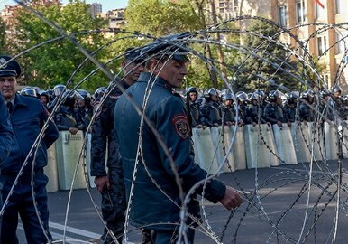 В Ереване продолжается акция протеста оппозиции, задержано 29 активистов (Видео-Обновлено)