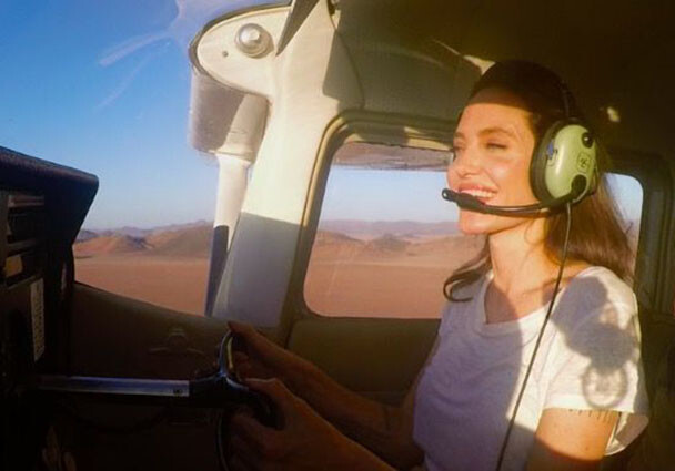 Анджелина Джоли поразила поклонников своим умением управлять самолетом