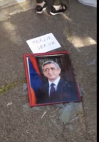 Армяне Франции вынесли из здания консульства Армении портрет Сержа Саргсяна и сожгли его (Фото–Видео) 