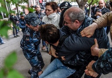 В Ереване задержано 83 участника акций протеста