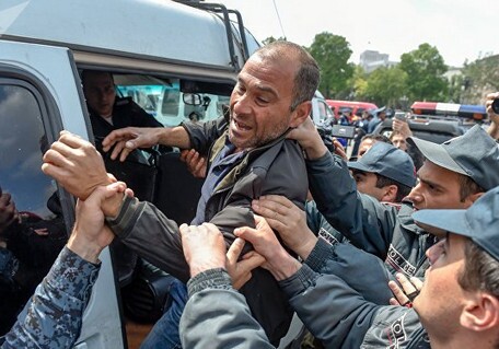 Число задержанных демонстрантов в Ереване перевалило за 200 человек (Фото)