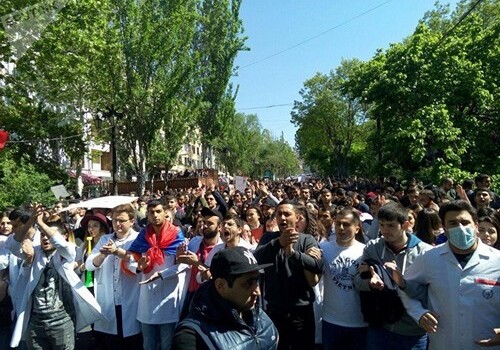 Студенты ереванских вузов начали массовую акцию протеста (Видео)