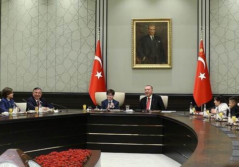 Реджеп Тайип Эрдоган и Бинали Йылдырым уступили свои кресла детям (Фото)