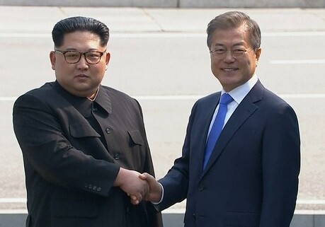 Стирая границы: историческая встреча лидеров КНДР и Южной Кореи (Фото)