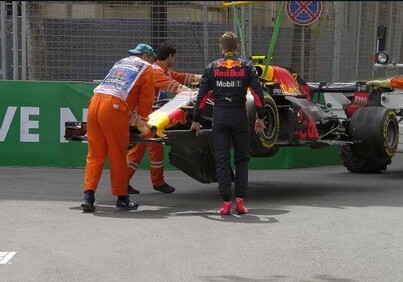 На Гран-при Азербайджана «Формула-1» произошла первая авария (Фото-Видео)