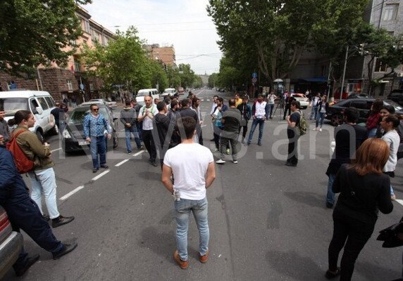 Протестующие начали блокировать улицы в Ереване (Видео)