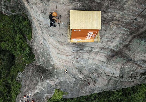 В Китае открыт магазин на отвесной скале