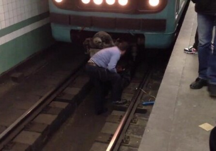 После спора с другом житель Баку бросился на рельсы в метро