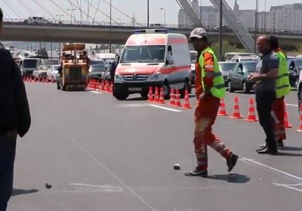 Добро на дороге: В Баку рабочие пропустили «Скорую помощь», застрявшую в пробке (Видео) 
