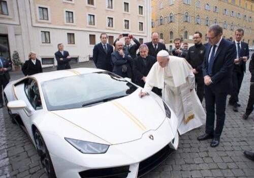 Папа римский продаст на аукционе свой Lamborghini Huracan 