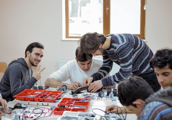 Школьники работают над проектами в Технопарке Западно-Каспийского Университета