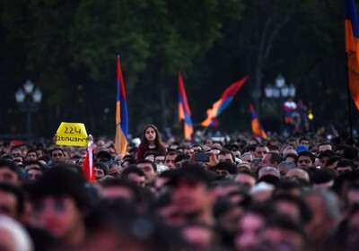 Армянские школьники добились отставки не пустившей их на митинги директора