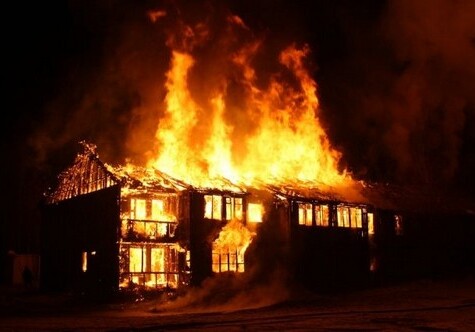 При пожаре в частном доме в Масаллы заживо сгорели три члена одной семьи 