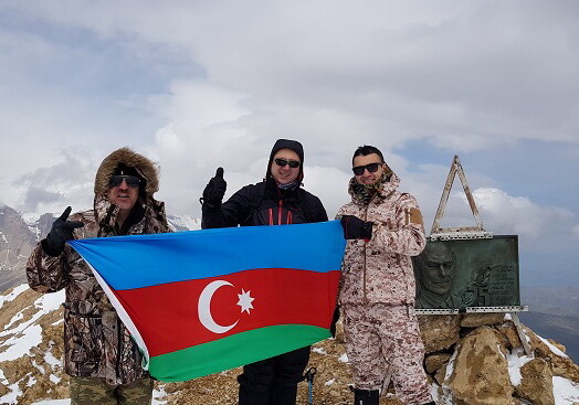 Сотрудники Администрации Президента АР совершили восхождение на Пик Гейдара Алиева (Фото)