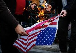 В парламенте Ирана сожгли флаг США после решения Трампа по ядерной сделке
