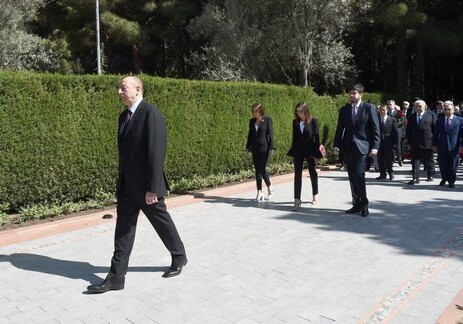 Президент Азербайджана почтил память Гейдара Алиева (Фото)