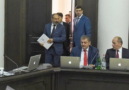 Пашинян провел первое заседание правительства в качестве премьера