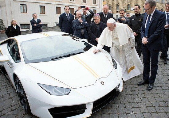 Lamborghini Папы Римского продан на аукционе за 715 тыс. евро