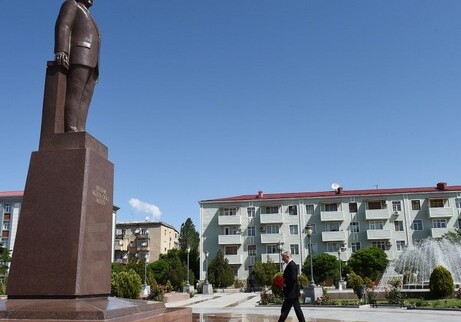 Президент Азербайджана посетил памятник Гейдару Алиеву в Нахчыване (Фото)