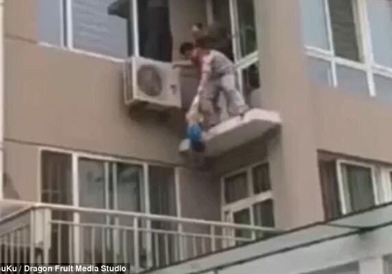 Мужчина поймал сорвавшегося с пятого этажа ребенка (Фото-Видео)