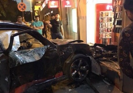 В Баку автомобиль въехал в магазин (Видео)
