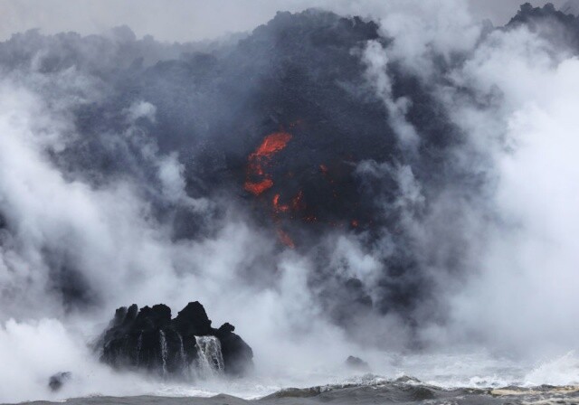 Лава гавайского вулкана Килауэа достигла океана (Фото)