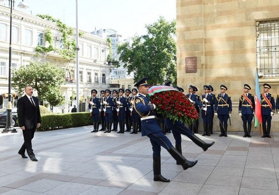 Президент Азербайджана возложил венок к памятнику в честь АДР (Фото)