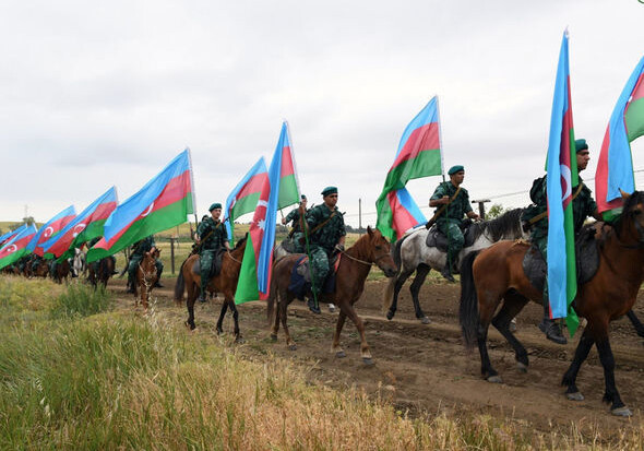 Азербайджанские пограничники проехали и проплыли с флагами вдоль границ (Фото)