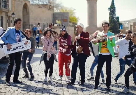 Зажигательные танцы молодежи под «Uptown Funk» с азербайджанскими мотивами (Видео)