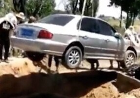 Китаец завещал похоронить себя в автомобиле (Видео)