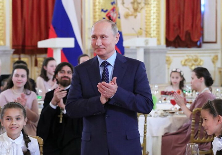 Путин прервал свое выступление из-за плача ребенка: «Напугали сладкого» (Видео) 