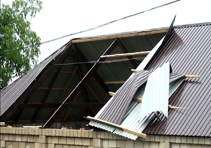 Проливные дожди и ураган в Исмаиллы нанесли серьезный урон селам, снесло крыши с домов 