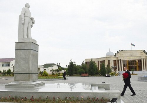 Президент Азербайджана посетил памятник Гейдару Алиеву в Геранбое (Фото)