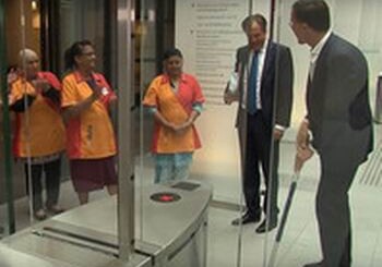 Голландский премьер вытер пол в здании парламента (Видео)  