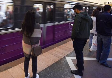 В Баку женщина грозилась броситься под поезд метро - Знак протеста или метод давления?