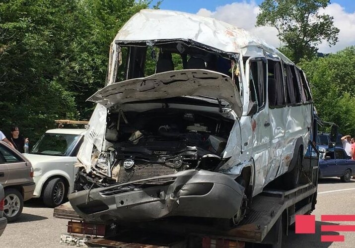 Микроавтобус с детьми упал в овраг на Гомборском перевале - есть погибшие