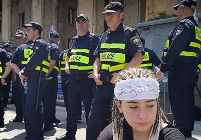 В Грузии к парламенту стягивают спецназ и полицию