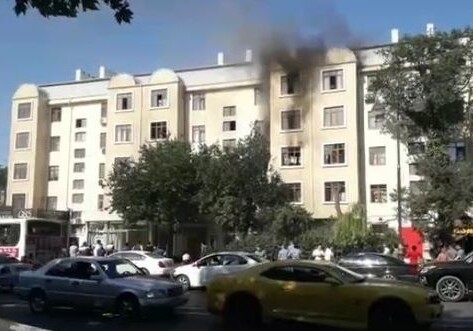 В Баку горит жилой дом (Видео)