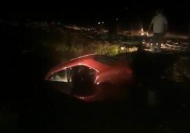 В Баку Mercedes упал в водоканал, есть пострадавшие (Видео)
