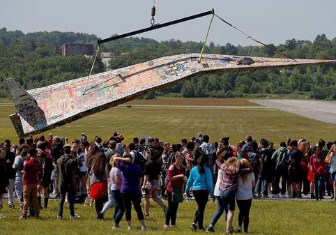 В США изготовили гигантский бумажный самолет