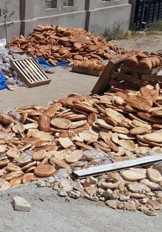 На свалку в Баку выбросили сотни буханок хлеба (Фото)