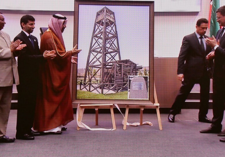 Азербайджанская делегация подарила ОПЕК картину с изображением нефтяной вышки на Бибиэйбат (Фото)