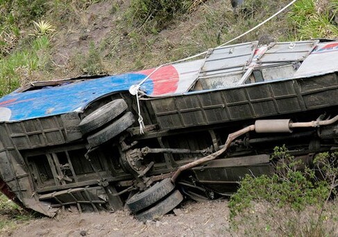 В Индии автобус упал в ущелье, погибло 47 человек  