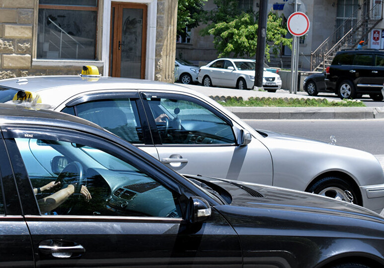 Дорогу покажешь: почему любой водитель в Баку может сесть за баранку такси