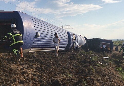 В Турции сошли с рельсов несколько вагонов поезда, 10 погибших, 73 раненых (Фото-Обновлено)