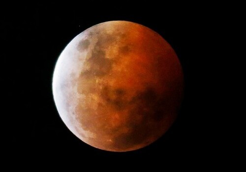 «Кровавая» луна и Марс появятся на небе во время самого длинного лунного затмения века