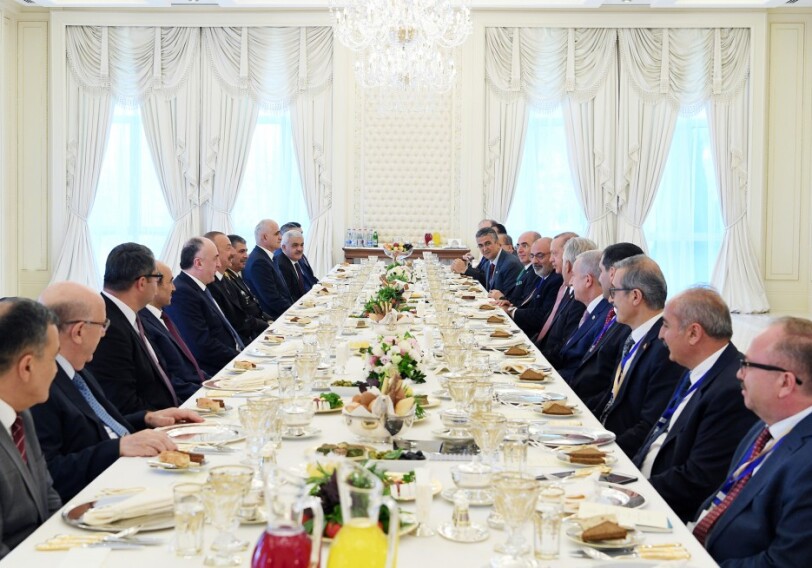 Состоялась встреча президентов Азербайджана и Турции в расширенном составе в рамках рабочего обеда