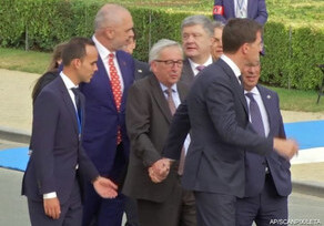 В Еврокомиссии прокомментировали информацию о нетрезвом состоянии Юнкера на саммите НАТО (Видео)