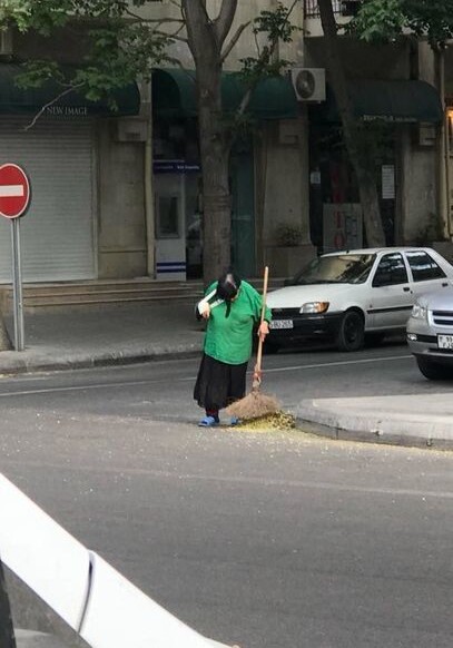 В Баку уборщица подметает улицы со сломанной рукой (Фото)