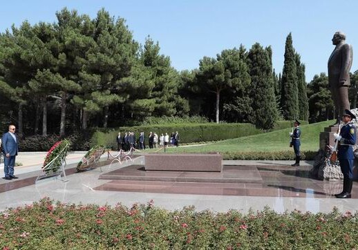 Глава МИД Турции посетил могилу великого лидера Гейдара Алиева и Шехидляр хиябаны (Фото)